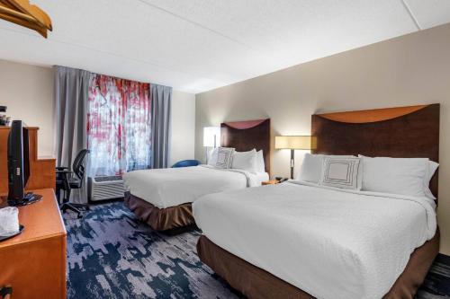 una camera d'albergo con due letti e una televisione di Fairfield by Marriott Inn & Suites Portland Maine Airport a Scarborough