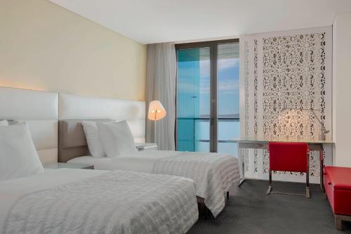 Cette chambre comprend 2 lits et une fenêtre. dans l'établissement Le Meridien Oran Hotel, à Oran