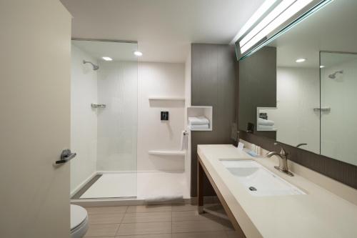 bagno con 2 lavandini e doccia di Courtyard by Marriott Russellville a Russellville