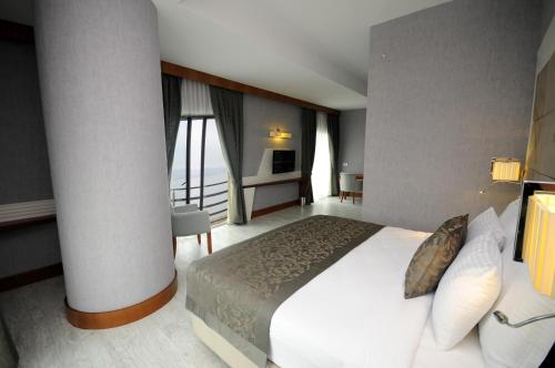 a hotel room with a bed and a column at Elite Hotels Darica Spa & Convention Center in Gebze