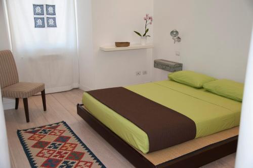 1 dormitorio con 1 cama y 1 silla en Center 2 Rooms B&b, en Roma