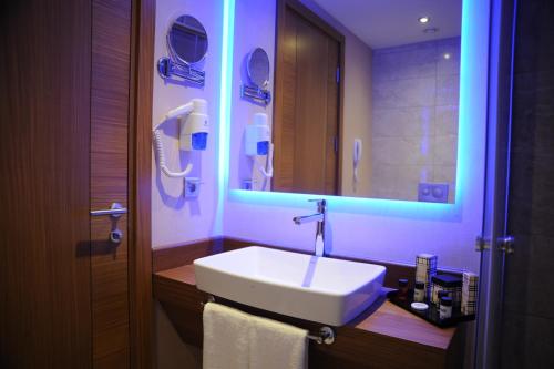 a bathroom with a white sink and a mirror at Elite Hotels Darica Spa & Convention Center in Gebze