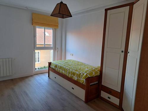 a bedroom with a bed and a window at apartamento cerca de la playa in Salinas