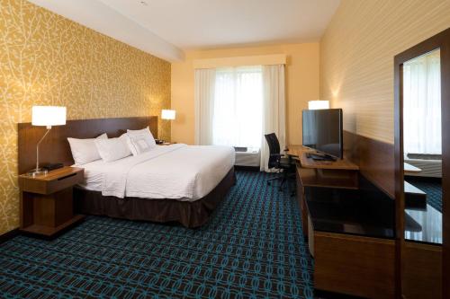 een hotelkamer met een bed en een televisie bij Fairfield Inn & Suites by Marriott Detroit Chesterfield in Chesterfield