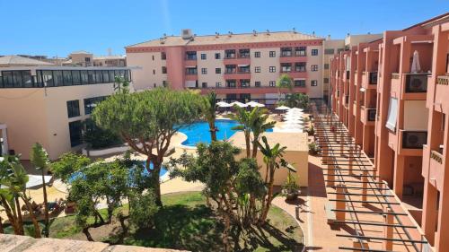 una vista sulla piscina dal balcone di un edificio di Apartment Isla Canela Luxury a Huelva