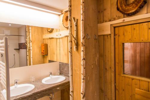 Baño con 2 lavabos y espejo en Appartement Alpenfex, en Flachau