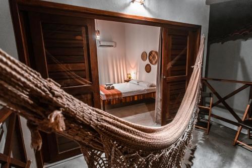 uma rede de descanso num quarto com um quarto em Pousada Villa Soleil icaraizinho em Icaraí