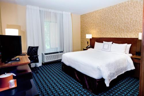una camera d'albergo con un grande letto e una TV di Fairfield Inn & Suites by Marriott Richmond Midlothian a Richmond