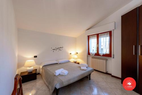 a bedroom with a bed with two towels on it at Villa SOEL in Lunense