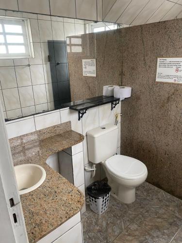 Bilik mandi di Pousada Belmare Eireli