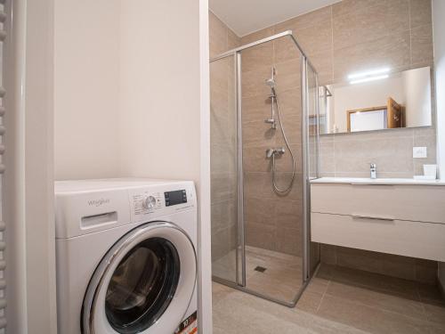uma máquina de lavar roupa na casa de banho com um chuveiro em Appartement Valmorel, 2 pièces, 4 personnes - FR-1-356-413 em Valmorel