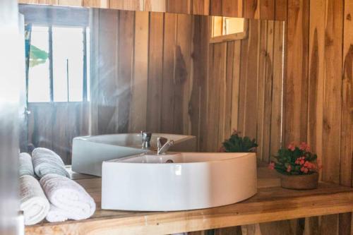 łazienka z umywalką, wanną i ręcznikami w obiekcie Hotel Restaurant Chez Theo w mieście Bopa