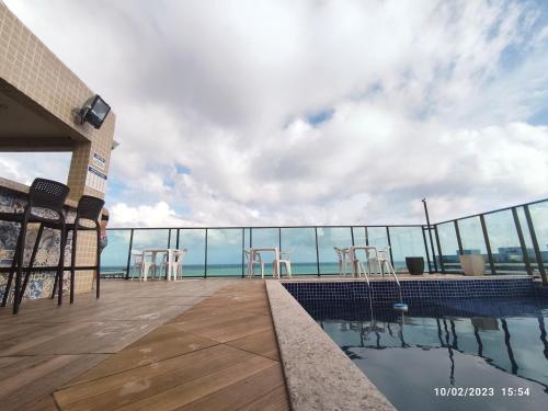 Edificio Gales Pajuçara Apartmento في ماسيو: شرفة مطلة على المحيط