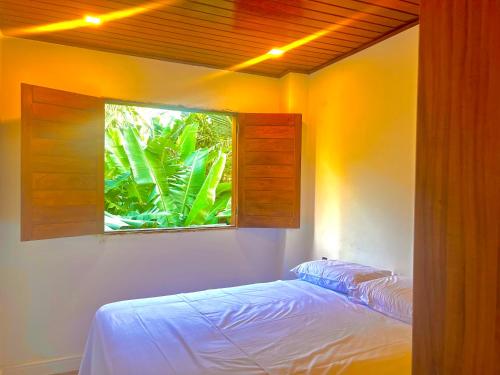 1 dormitorio con 1 cama y ventana. en Gadhega's Hotel, en Salvador