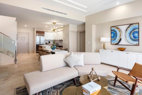 ein Wohnzimmer mit einem Sofa und einem Esszimmer in der Unterkunft The Residences at The St. Regis Bermuda in Saint George