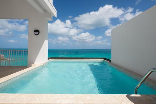 una piscina con vistas al océano en The Residences at The St. Regis Bermuda en Saint George