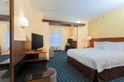 CueroにあるFairfield Inn & Suites by Marriott Cueroのベッド1台、薄型テレビが備わるホテルルームです。