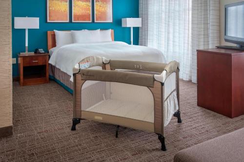 ein Hotelzimmer mit einem Bett und einem TV in der Unterkunft Residence Inn by Marriott Newark Elizabeth/Liberty International Airport in Elizabeth