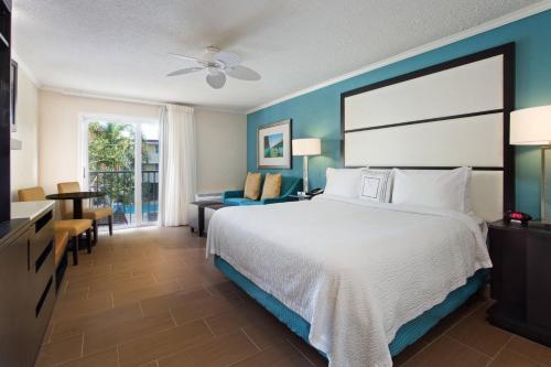 Habitación de hotel con cama, mesa y sillas en Fairfield Inn & Suites by Marriott Key West en Key West