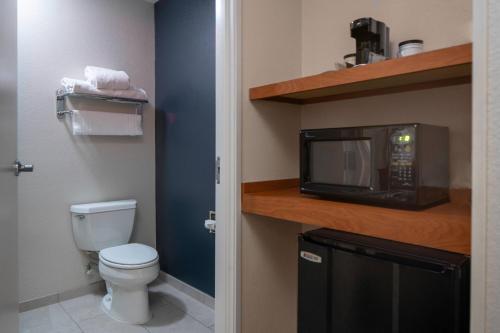 Fairfield Inn & Suites Jefferson City tesisinde bir banyo