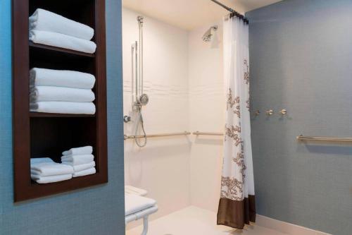 uma casa de banho com um chuveiro e uma cortina de chuveiro em Residence Inn by Marriott Bloomington em Bloomington