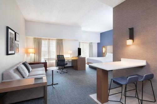 Habitación de hotel con cama y sofá en Residence Inn by Marriott Williamsburg, en Williamsburg