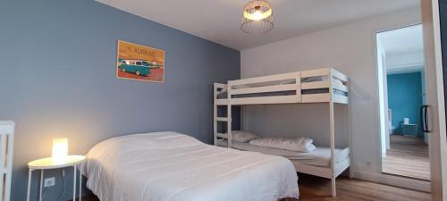 sypialnia z łóżkiem i łóżkiem piętrowym w obiekcie La Tribu -Maison Sablaise a 200m de la Grande Plage w mieście Les Sables-dʼOlonne