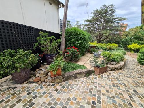 Taman di luar Vista unit Close to the City & Airport & Train station and Brighton Le Sands Beach