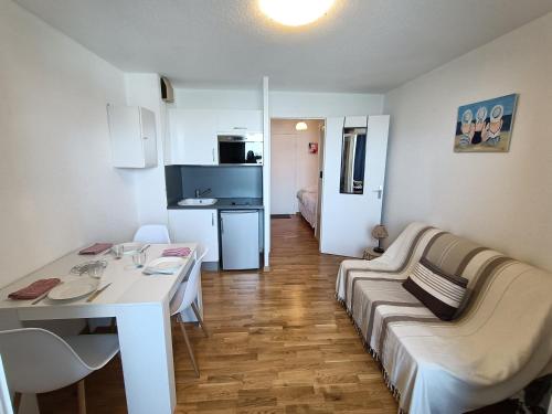 Televízia a/alebo spoločenská miestnosť v ubytovaní Marinas 2 - Agreable studio face au port Olona