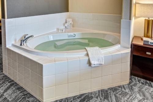 a large tub in a hotel room with at SpringHill Suites by Marriott New Bern in New Bern