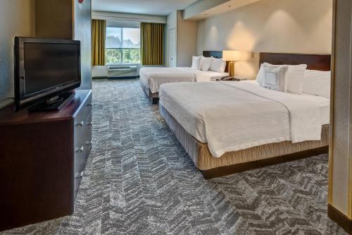 ニューバーンにあるSpringHill Suites by Marriott New Bernのベッド2台、薄型テレビが備わるホテルルームです。
