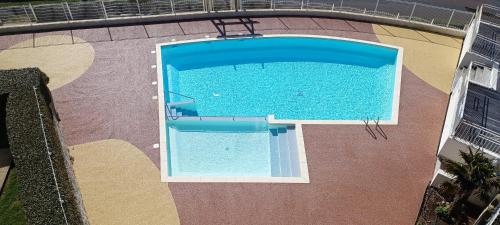 - une vue sur la piscine située dans un bâtiment dans l'établissement Vivez dans cet ancien semaphore avec vue mer, à Les Sables-dʼOlonne