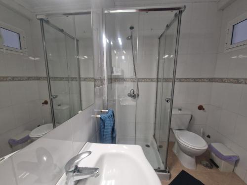 A bathroom at Sunny Churriana Airport III