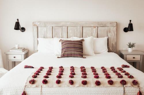 a bed with a flower arrangement on it at Villas Ensueño in San Antonio de las Minas