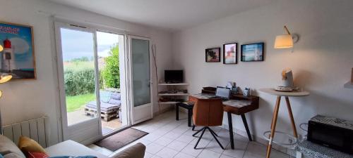 - un salon avec un bureau et un ordinateur dans l'établissement Semaphore Plat - Maisonnette -residence - piscine, à Les Sables-dʼOlonne