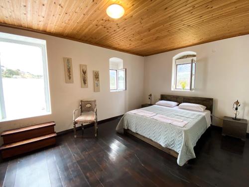 1 dormitorio con cama y techo de madera en Fast Wi-Fi 50mbps,Pet Friedly,Free parking, en Nerokoúros