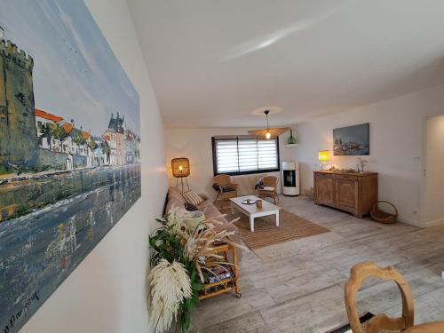 Televízia a/alebo spoločenská miestnosť v ubytovaní Marion- Belle maison 8 personnes Les Sables d Olonne