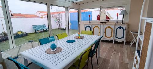 Patio alebo iná vonkajšia časť ubytovania Baleiniers - Maison 6 pers - prox mer - Les sables