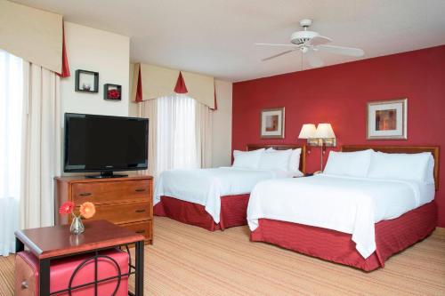 Residence Inn Kalamazoo East في كالامازو: غرفة فندقية بسريرين وتلفزيون بشاشة مسطحة