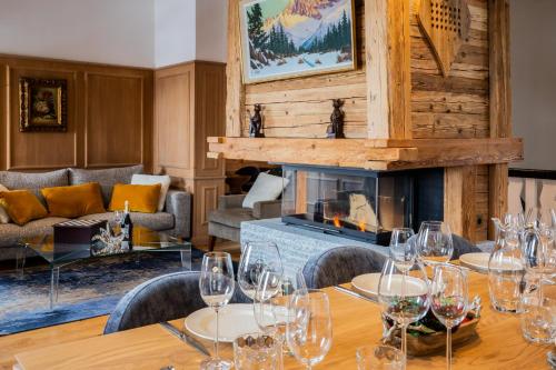 une salle à manger avec une table et une cheminée dans l'établissement Chalet Albert 1 er Megeve village, à Megève