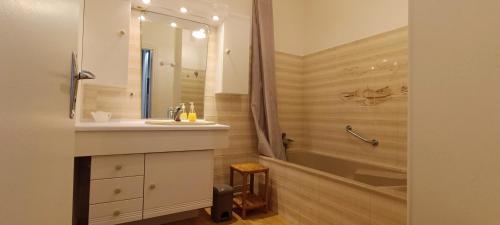 Kúpeľňa v ubytovaní Valparaiso-Vue Mer-2 ch-Garage-Sables d olonne