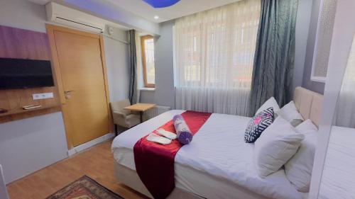 Postel nebo postele na pokoji v ubytování Mitra Downtown Hotel & Suites