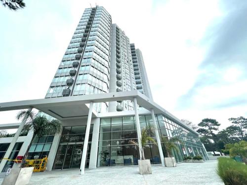 a large glass building with a tall building at Moderno Apartamento #1 Excelente ubicación in Punta del Este