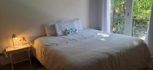 เตียงในห้องที่ Depto Lácar Suites