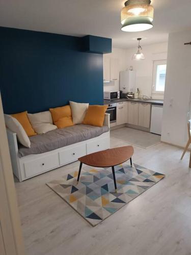 un soggiorno con divano e tavolo di Superbe studio en résidence neuve a La Chapelle-Saint-Mesmin