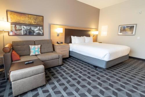 PetawawaにあるTownePlace Suites by Marriott Petawawaのベッドとソファ付きのホテルルーム