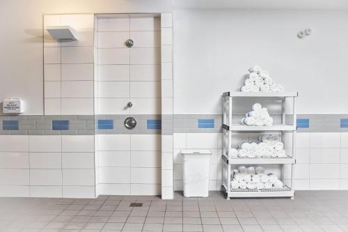 une salle de bains avec une étagère de nourriture dans l'établissement TownePlace Suites by Marriott Petawawa, à Petawawa