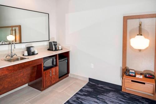 Habitación de hotel con lavabo y espejo en Fairfield Inn & Suites by Marriott Ottawa Airport, en Ottawa