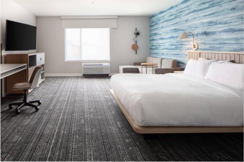 Habitación de hotel con cama y escritorio en TownePlace Suites By Marriott Milwaukee West Bend, en West Bend