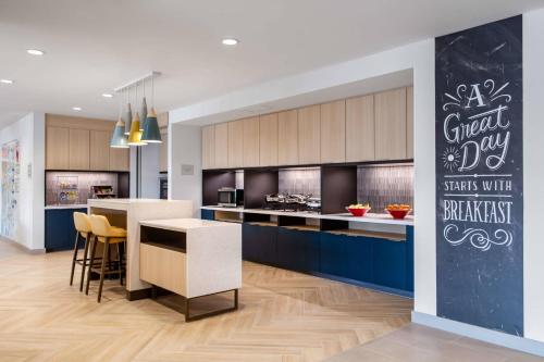 Kuchyň nebo kuchyňský kout v ubytování TownePlace Suites By Marriott Milwaukee West Bend